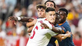 Andr�s Castr�n, antes del saque de un bal�n parado durante el partido contra el Sevilla.
