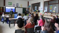 Alumnos participando en la edici�n de Vigo del�Torneo de Oratoria Letras Galegas este s�bado.
