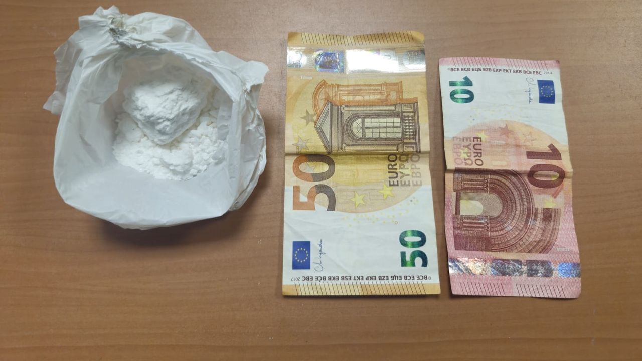Detenido un ovetense de 46 años con 32 gramos de cocaína en un control de carretera en Castropol