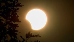 El mundo expectante por el eclipse h�brido