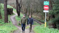 El alcalde, Daniel P�rez, y el edil Juan Seoane, en una de las sendas