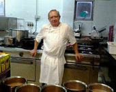 Antonio, en la cocina del colegio en uno de sus �ltimos d�as en activo.