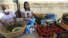 Teresa y Cristina, paisanas de Herb�n que venden sus pimientos y otras verduras en la Praza de Abastos compostelana