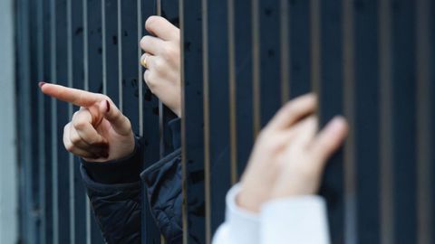 Estudiantes del IES Sof�a Casanova salieron a la verja a apoyar a sus profesoras.