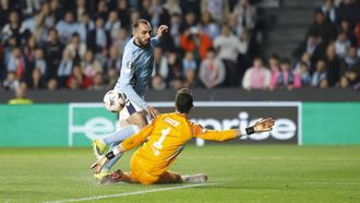 Greif, portero del Olympique, evit&oacute; el segundo gol del Celta con una gran parada ante Borja Iglesias