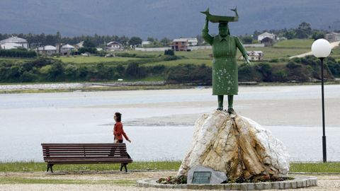 Foto de archivo de la estatua en homenaje a las pescantinas en el Paseo da Ribeira de Foz