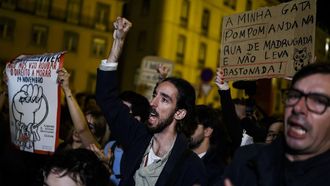 Numerosas personas protestaron ante el Parlamento de Portugal contra la violencia policial