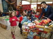 En el Xos� Pichel venden libros a cambio de alimentos. 