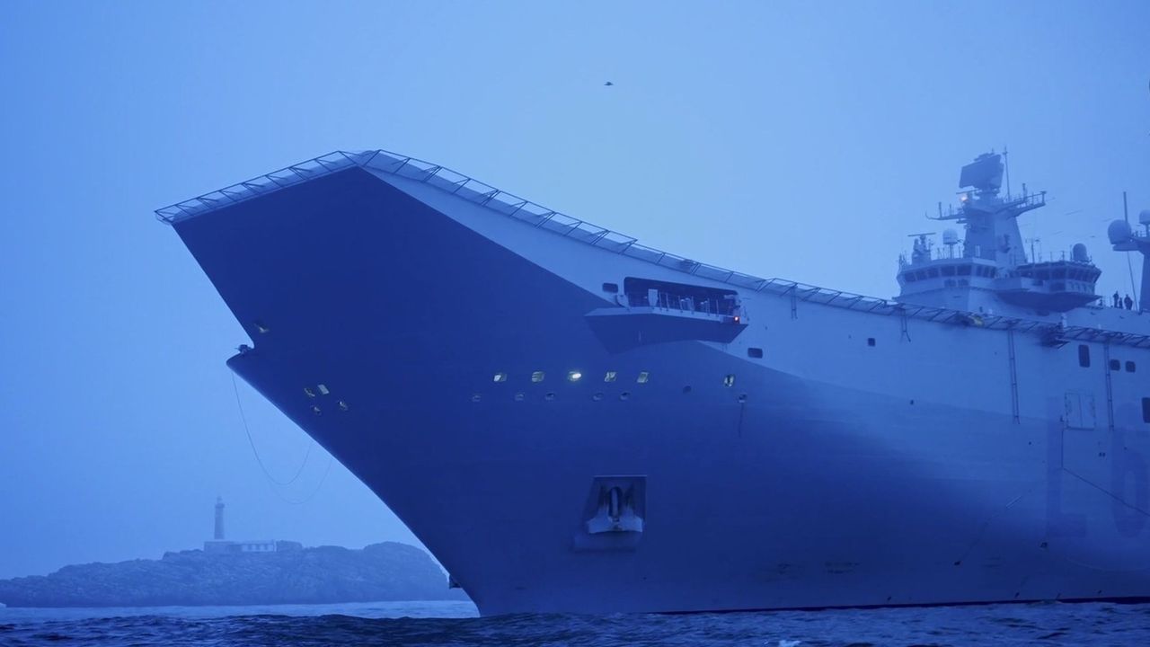 El portaaviones Juan Carlos I desembarcó en A Graña a alumnos y profesores de la Esengra y Escaño