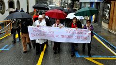 Protesta de los comerciantes y placeros del centro de Ferrol por el corte en Irmandi�os