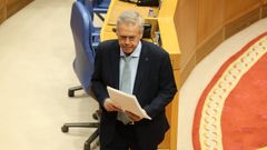 El conselleiro de Sanidade, Antonio G�mez Caama�o, en un pleno del Parlamento.