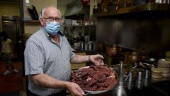 Lus es propietario de la Pulpeira de Arz�a, en Os Mallos. Asegura que �l, �por suerte� no tuvo que cerrar y cree que a pesar de los rebrotes en el barrio �estamos volviendo a arrancar, pero a�n hay miedo�