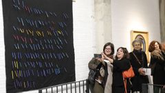 Visitantes ante una de las obras de Miguel Mosquera