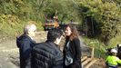 El concejal de Obras de Colunga, Francisco Men�ndez; el jefe del servicio de Conservaci�n y Explotaci�n de Carreteras, Manuel Serr�n, y la directora general de Infraestructuras, Esther D�az, en la carretera entre Lastres y Colunga .