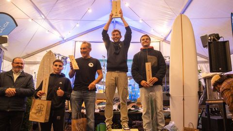 El podio de «sup» olas, encabezado por el santiagués Carracedo