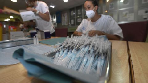 Sanitarios asturianos preparan la tercera dosis de la vacuna contra el coronavirus
