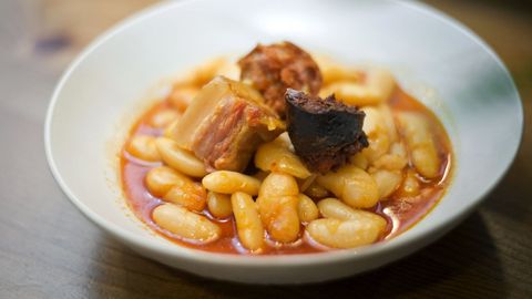 Plato de fabada asturiana.