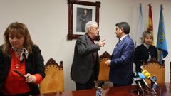 O delegado do Goberno en Galicia, Pedro Blanco, informa en Valga, acompa�ado do alcalde do municipio, Jos� Mar�a Bello, sobre o proxecto impulsado polo Ministerio de Transportes para a construci�n dun apeadoiro ferroviario na localidade
