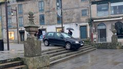 El coche qued&oacute; atrapado en las escaleras de la plaza de A Ferrer&iacute;a, en Pontevedra