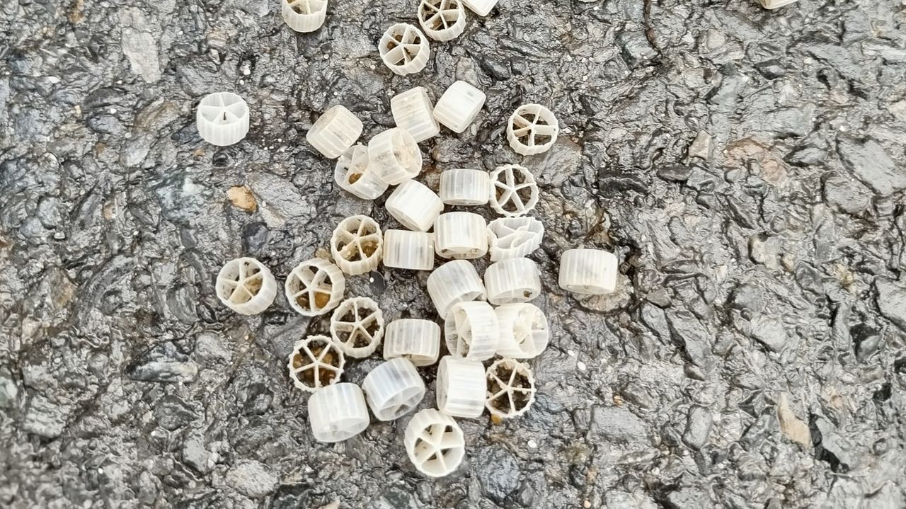 Investigan la llegada de biosoportes de las depuradoras a playas de Carnota