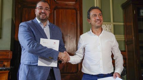 El presidente del Principado y secretario general de la FSA-PSOE, Adri�n Barb�n (i), y el coordinador de Izquierda Unida de Asturias, Ovidio Zapico (d), estrechan la mano tras firmar el acuerdo para conformar un gobierno conjunto 