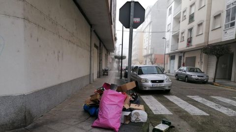 Basura apilada en el cruce de Tom�s V�zquez con la calle Fontecha