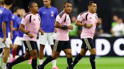 El �rbitro Iv�n Barton y sus asistentes David Moran and Antonio Pupiro calentando antes del partido entre Francia y Espa�a.