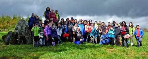 Los caminantes hicieron una parada en el dolmen de Aldemunde, bajo una nube amenazante.