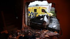Grave accidente en Mos al empotrarse un coche contra el sal�n de una casa