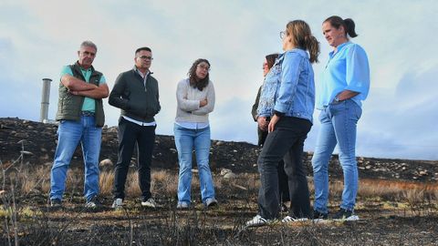 El conselleiro de Emprego, José González, en la visita a terrenos quemados de Vilariño de Conso sobre los que trabajó el alumnado de un taller de empleo.
