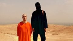 John el Yihadista.Imagen del v�deo de la ejecuci�n de James Foley (de rodillas), acompa�ado por el hombre identificado como �John el Yihadista�