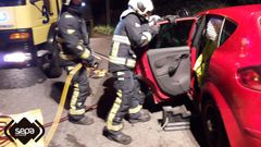 Los bomberos excarcelan a un fallecido en un coche