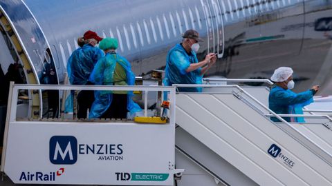 Los pasajeros documentan su despegue con destino a Pa�ses Bajos, tras el desembarco del MV Hondius en Tenerife.