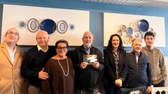 En el centro de la imagen, con su galard�n, Luis Taboada.