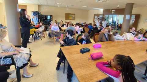 Os estudantes pasaron un tempo falando cos maiores da residencia