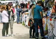 El tiempo anim� a realziar compras en la calle.