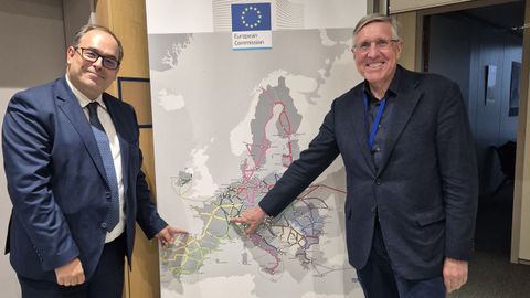 El coordinador del Corredor Atl�ntico, Fran�ois Bausch (a la derecha), con el comisionado Antonio Sebasti�n, en una imagen de archivo.