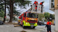 Bomberos de Ferrol trabajando en la plaza de Amboage, donde cayeron varias ramas de �rboles y otros elementos