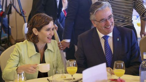  La presidenta de la Comunidad de Madrid, Isabel D�az Ayuso (i) y el presidente del PP de Gij�n, Pablo Gonz�lez (d) 