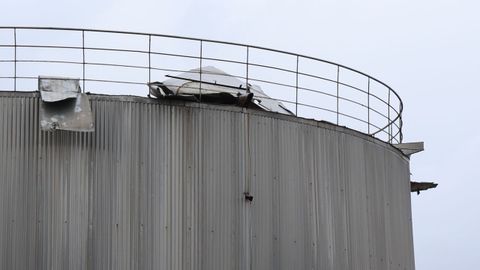 Emerxencias Vilagarc�a tuvo que retirar varias chapas de los antiguos dep�sitos del puerto