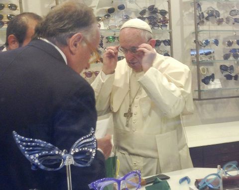El papa Bergoglio prueba uno de los modelos de la �ptica. 