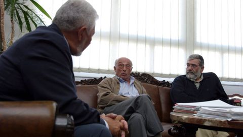 Ricardo Prez Queiruga y Jos Antonio Ventoso Mario conversan con Jos Luis Torres Colomer en un acto celebrado en el ao 2006 en el que los tres participaron como exalcaldes de Ribeira.