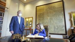 Nadia Calvi�o, firmando en el libro de honor, en presencia de Santiago Rey