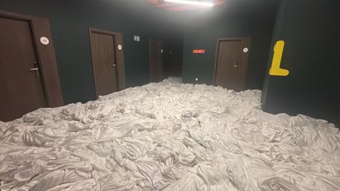 Imagen de una zona con sbanas en el suelo debido a la acumulacin de agua.