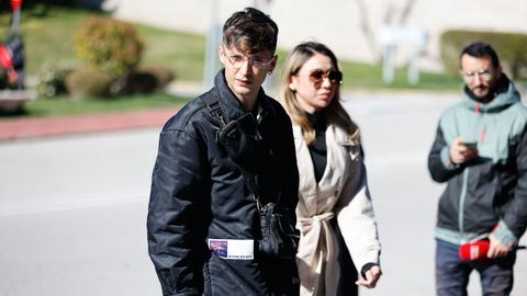 Amigos de la familia en el Tanatorio Parcesa La Paz de Tres Cantos.