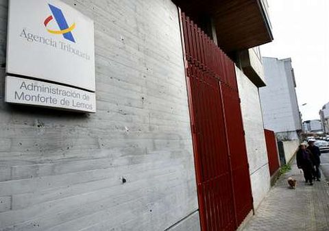 Exterior de la administraci�n de Hacienda en Monforte.