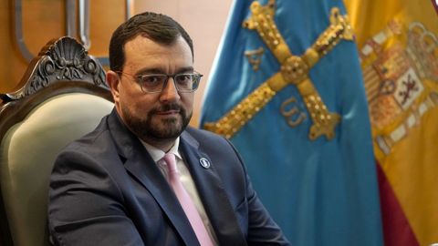 l presidente del Principado de Asturias, Adrián Barbón, preside la reunión del Consejo de Gobierno