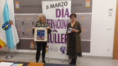 La concejala Margarita López y la teniente de alcalde Gloria Prada muestras las bolsas y las libretas ilustradas por la artista Xoana Almar que se distribuirán en la concentración prevista para este sábado en Monforte