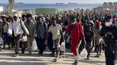 Migrantes son desalojados de la playa el Trampol�n en Ceuta