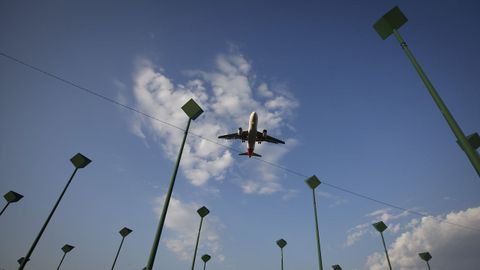 Un avi�n, sobrevolando el sistema antiniebla ILS del aeropuerto de Alvedro, en una imagen de archivo.